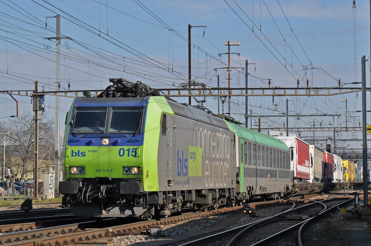 Re 485 015-2 der BLS durchfährt den Bahnhof Pratteln. Die Aufnahme stammt vom 14.02.2018.