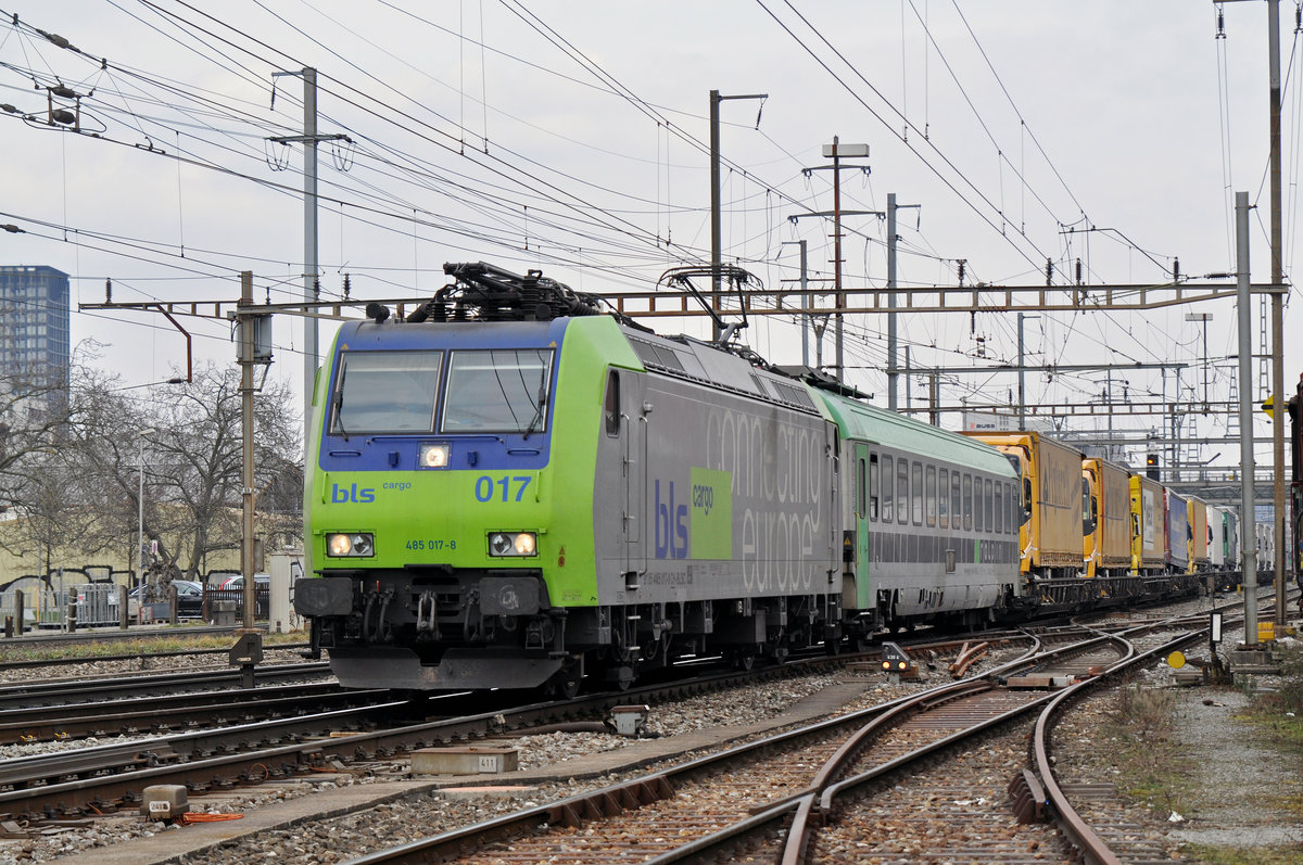 Re 485 017-8 durchfährt den Bahnhof Pratteln. Die Aufnahme stammt vom 27.02.2018.