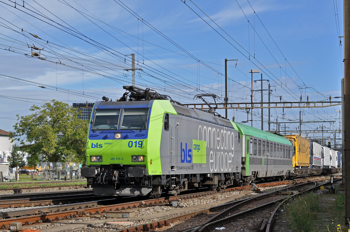 Re 485 019-4 durchfährt den Bahnhof Pratteln. Die Aufnahme stammt vom 10.10.2017