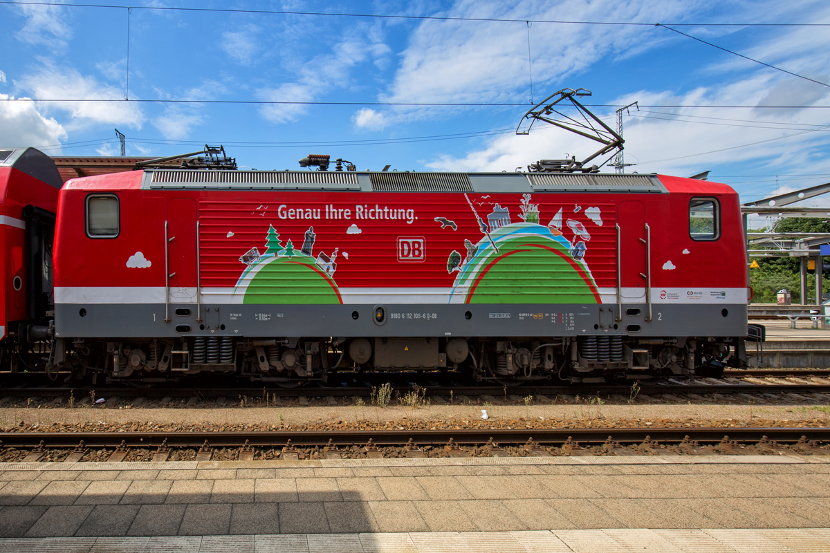 RE 5 mit einer 112er Werbe-Lok auf Gleis 8 im Rostocker Hbf. - 22.06.2016