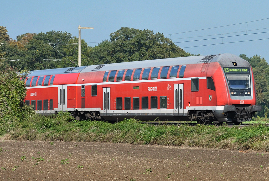 RE 5 mit Dosto-Steuerwagen in Front nach Koblenz, kurz hinter Brühl - 07.10.2013