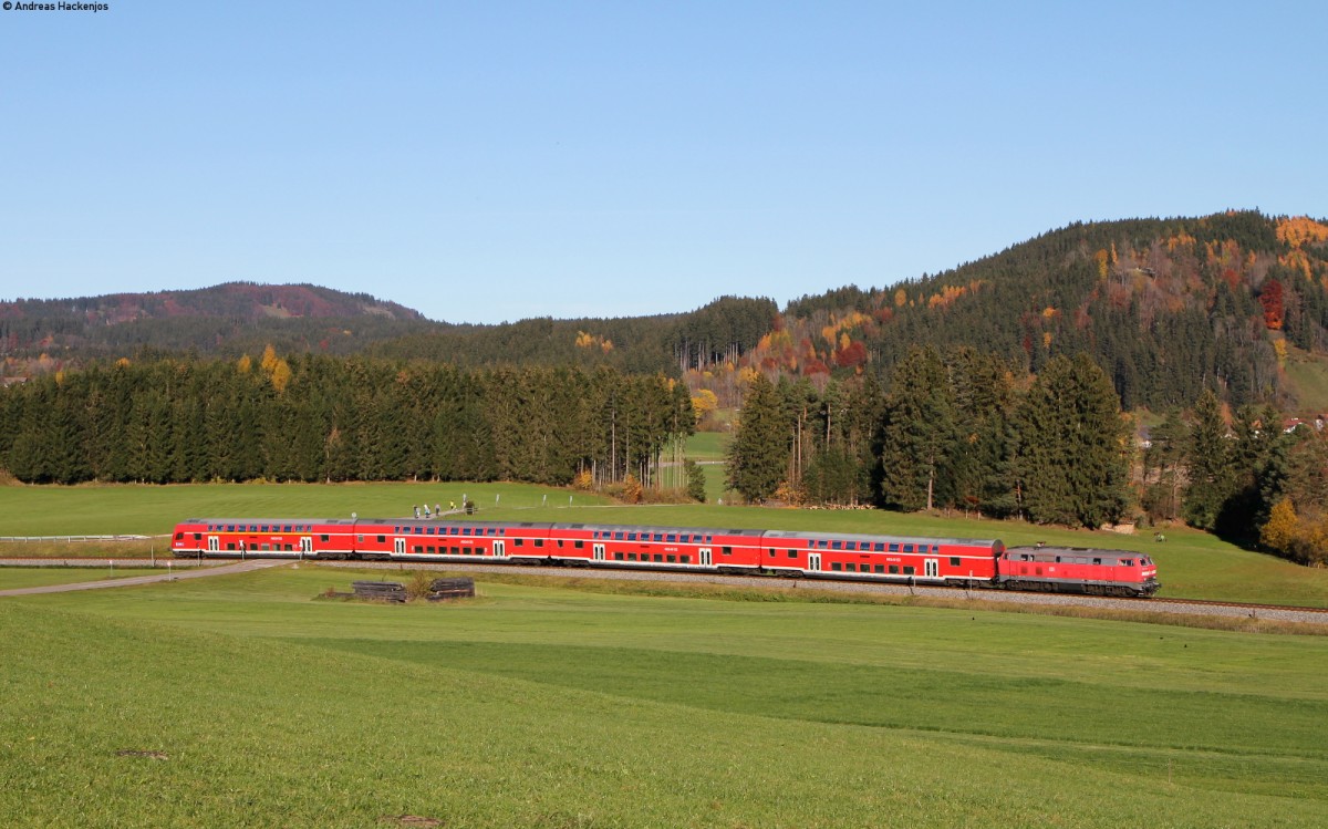 RE 57511 (Füssen-München Hbf Gl.27-36) mit Schublok 218 411-7 am Hopfensee 1.11.15