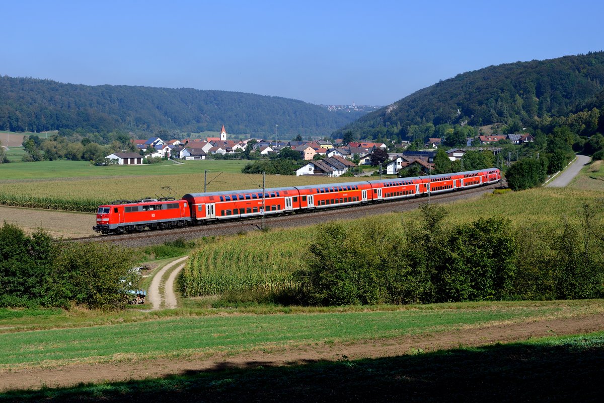 RE 59092 nach Nürnberg HBF wurde am 08. September 2016 von der 111 023 gezogen und konnte bei Breitenfurt im Altmühltal abgelichtet werden.