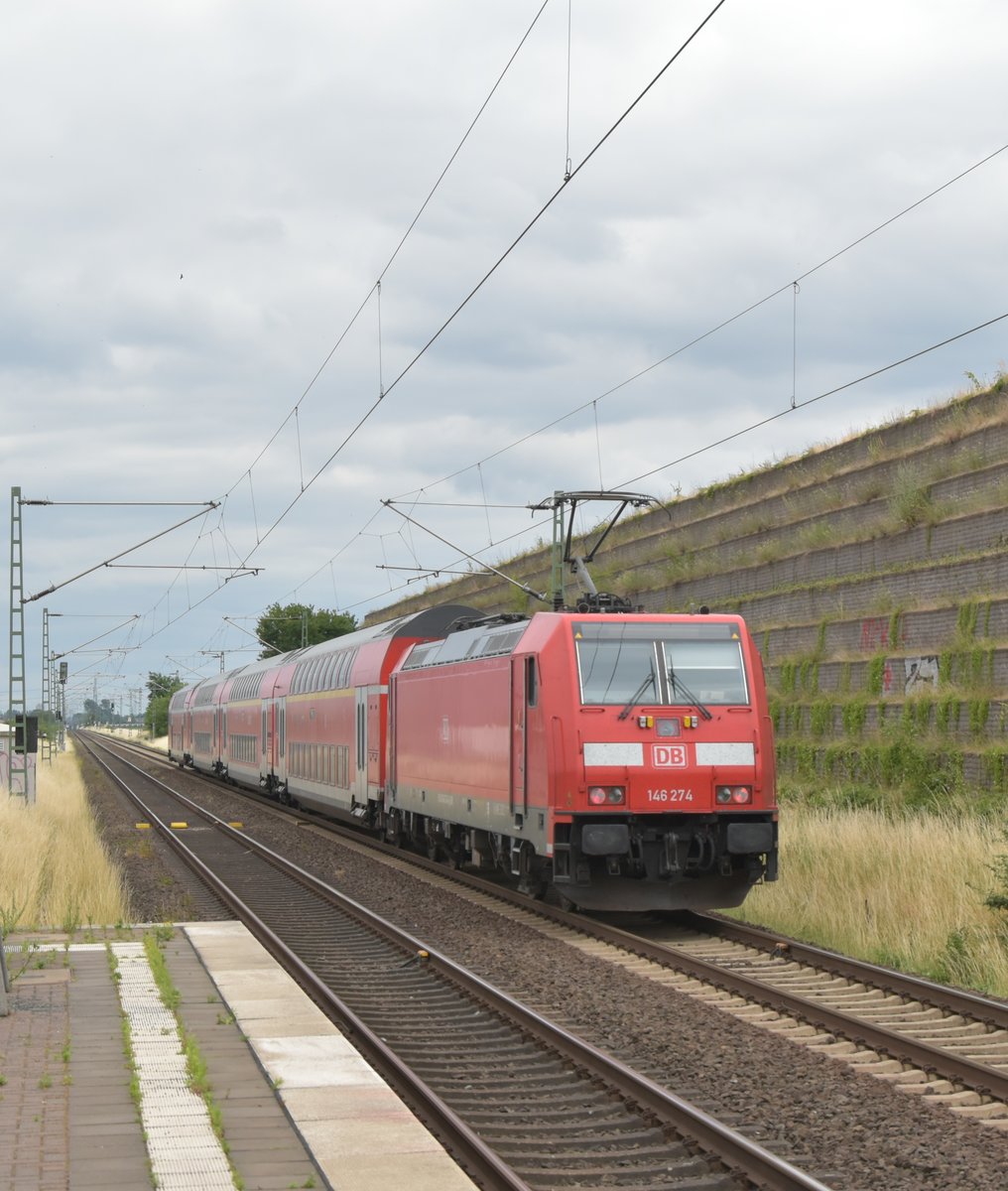 RE 6 nach Flughafen Köln/Bonn geschoben von der 146 274 bei Allerheiligen. Sonntag 25.6.2017