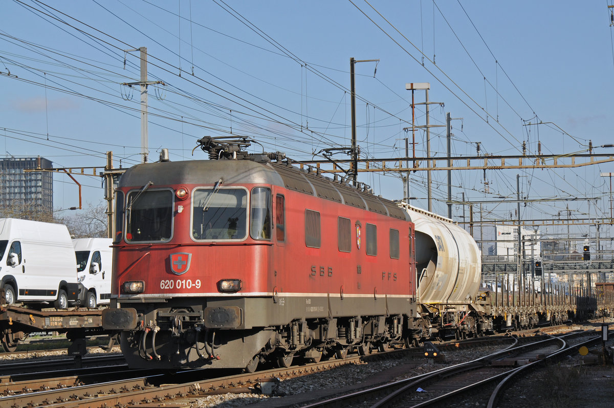 Re 620 010-9 durchfährt den Bahnhof Pratteln. Die Aufnahme stammt vom 13.02.2018.