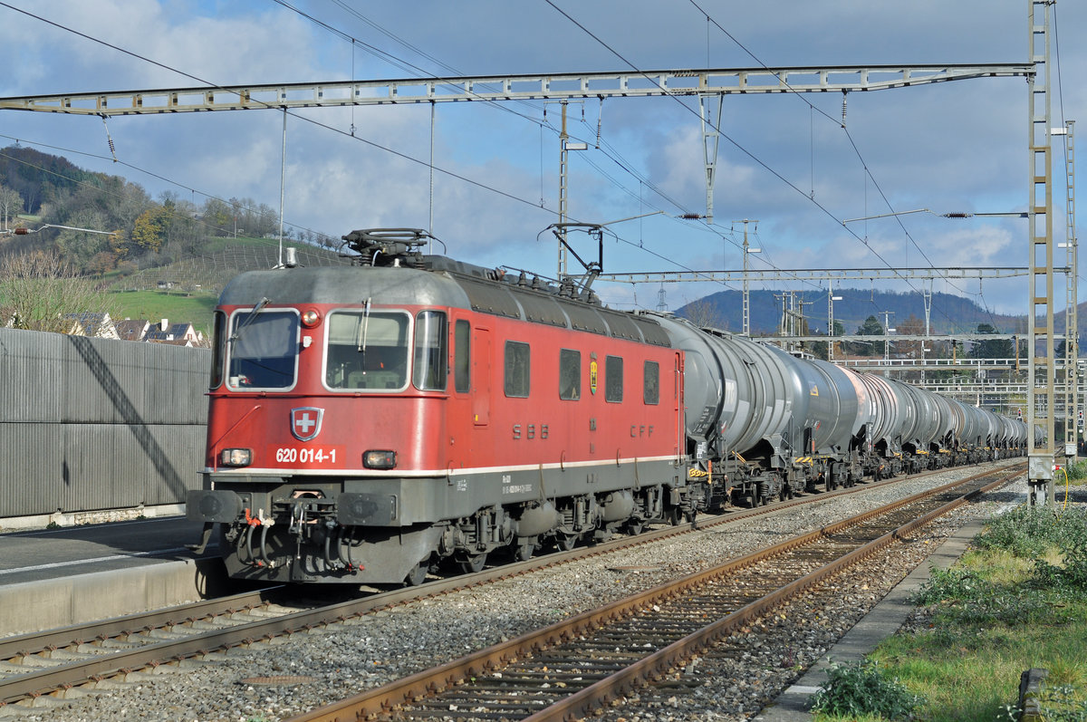 Re 620 014-1 durchfährt den Bahnhof Gelterkinden. Die Aufnahme stammt vom 14.11.2017.