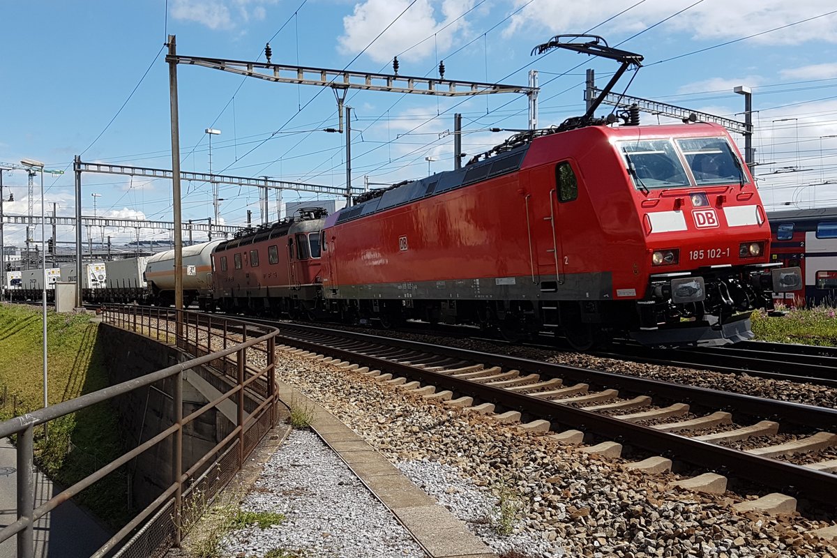 Re 620 014-1  Meilen  ist mit ihrem Güterzug am 14.08.2018 in Brugg liegen geblieben und musste von der DB 185 102-1 (Revisionsdatum 25.07.2018)  gerettet  werden. Im Bild zieht die frisch revidierte und wie neu aussehende 185er ihre notleidende SBB-Weggefährtin samit ihrem Zug aus Brugg in Richtung Basel.