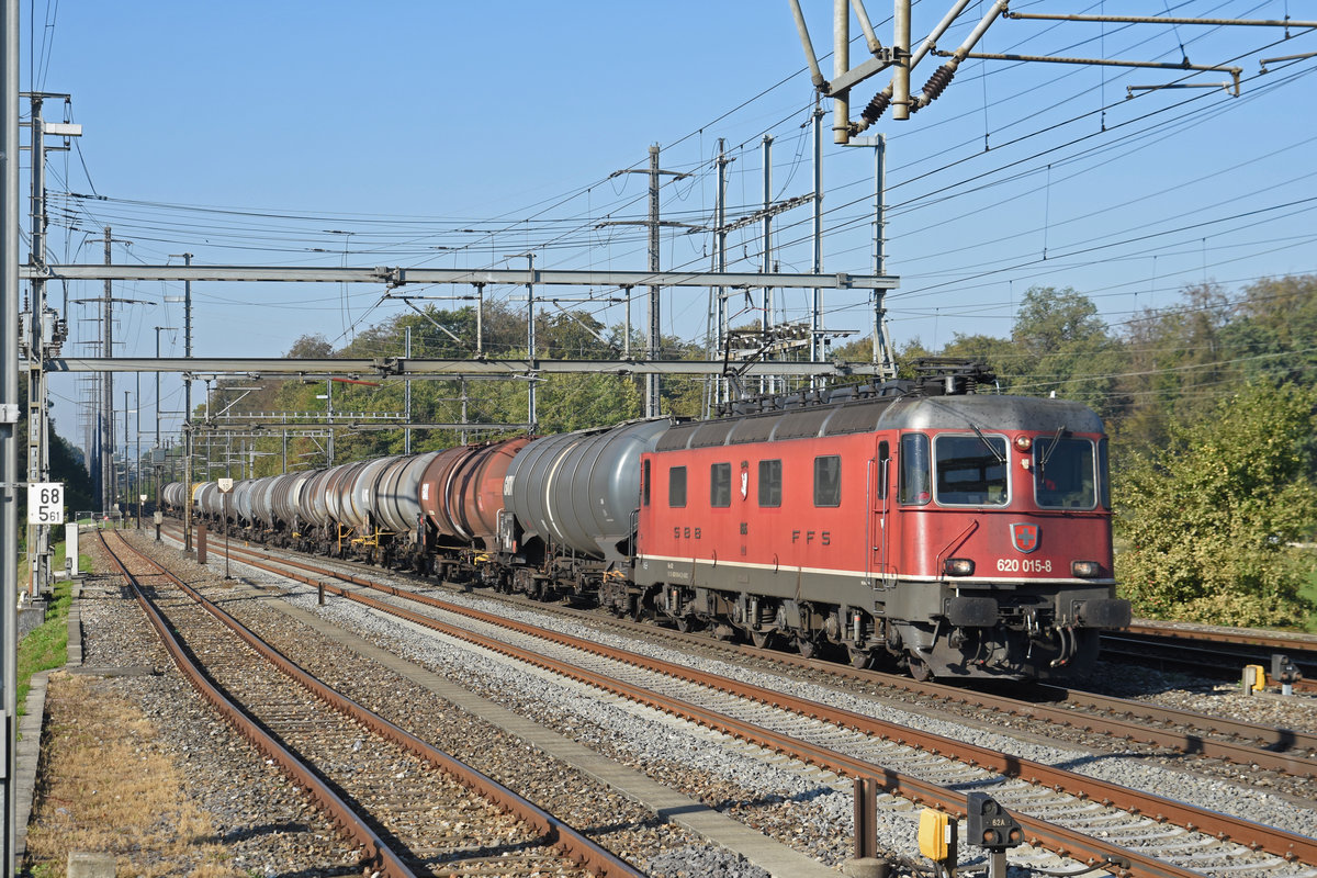 Re 620 015-8 durchfährt den Bahnhof Möhlin. Die Aufnahme stammt von 28.09.2018.