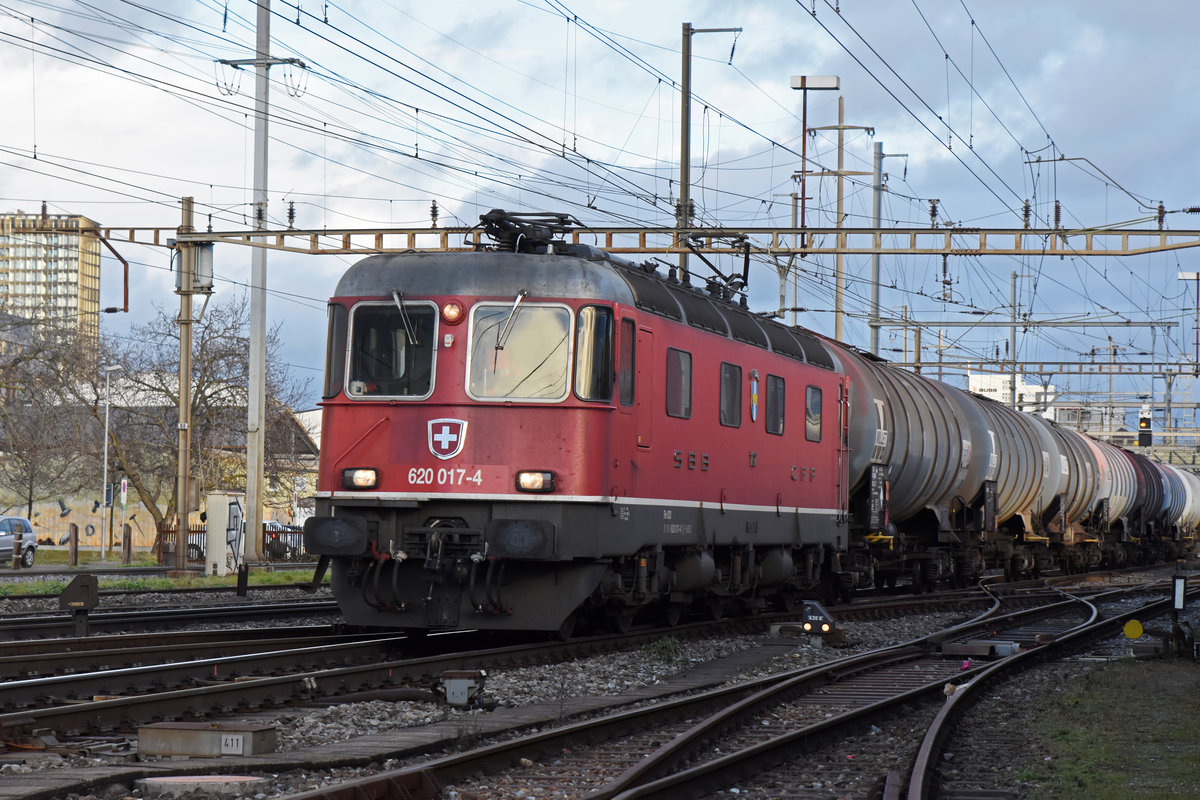 Re 620 017-4 durchfährt den Bahnhof Pratteln. Die Aufnahme stammt vom 08.01.2019.