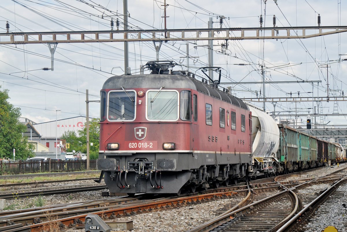 Re 620 018-2 durchfährt den Bahnhof Pratteln. Die Aufnahme stammt vom 18.09.2017.