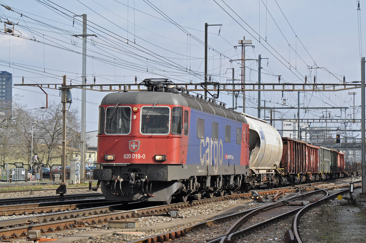 Re 620 019-0 durchfährt den Bahnhof Pratteln. Die Aufnahme stammt vom 27.02.2018.