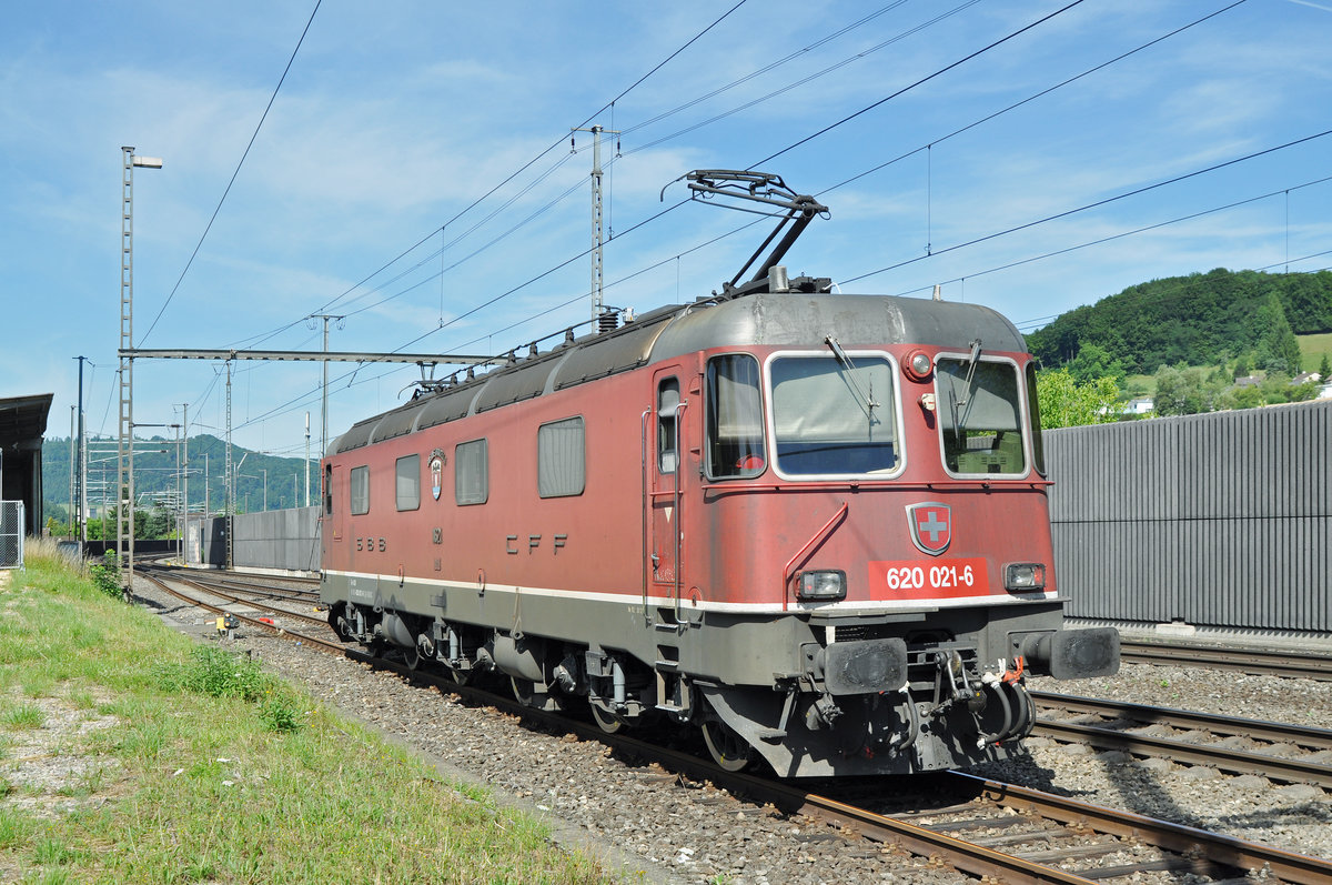 Re 620 021-6 durchfährt den Bahnhof Gelterkinden. Die Aufnahme stammt vom 05.07.2017.