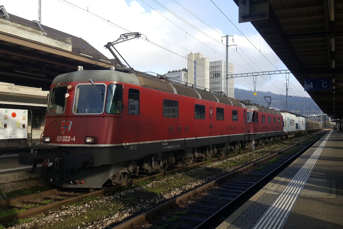 Re 620 022-4  Suhr  zieht zusammen mit Re 620 048-9  Aigle  am 6. Januar 2018 in Brugg einen Kurz-Güterzug Richtung Westen.