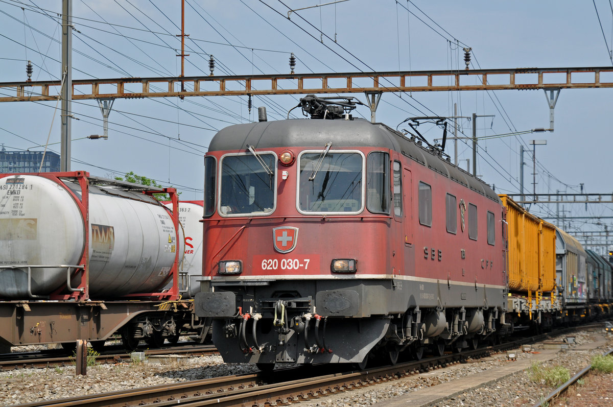 Re 620 030-7 durchfährt den Bahnhof Pratteln. Die Aufnahme stammt vom 23.06.2017.