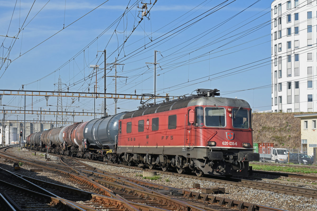 Re 620 035-6 durchfährt den Bahnhof Pratteln. Die Aufnahme stammt vom 16.10.2018.