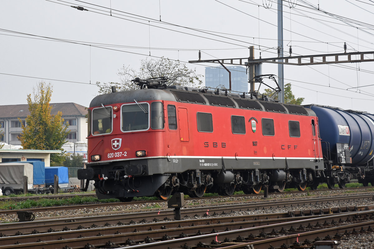 Re 620 037-2 durchfährt den Bahnhof Pratteln. Die Aufnahme stammt vom 20.10.2018.