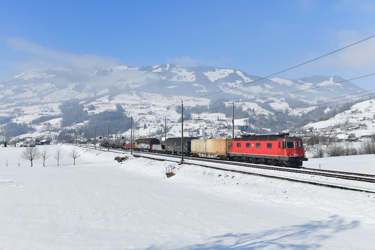 Re 620 037 mit einem Güterzug am 05.02.2019 bei Steinen. 