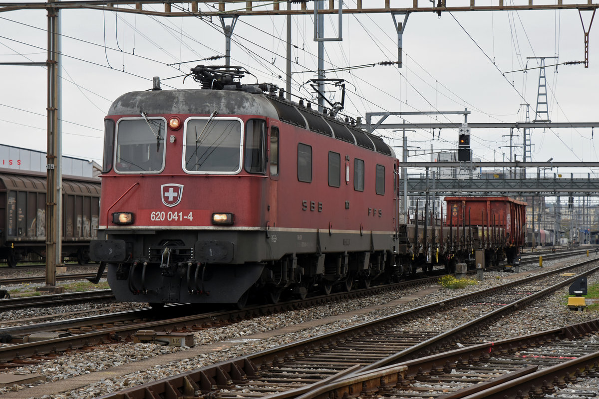 Re 620 041-4 durchfährt den Bahnhof Pratteln. Die Aufnahme stammt vom 24.10.2018.