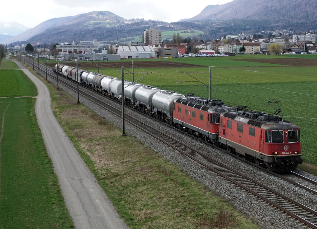 Re 620 041-4  Moutier  im Schlepptau.
Zug 62147 (BIRB-RBL) ausnahmsweise mit der Re 420 292-5 anstatt wie gewohnt mit einer Re 620 zwischen Bettlach und Selzach am 18. März 2019.
Foto: Walter Ruetsch