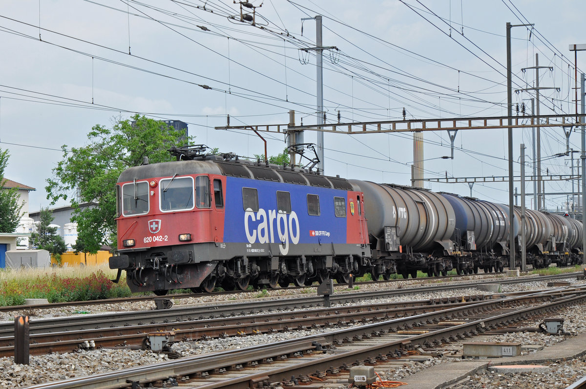 Re 620 042-2 durchfährt den Bahnhof Pratteln. Die Aufnahme stammt vom 12.06.2017.