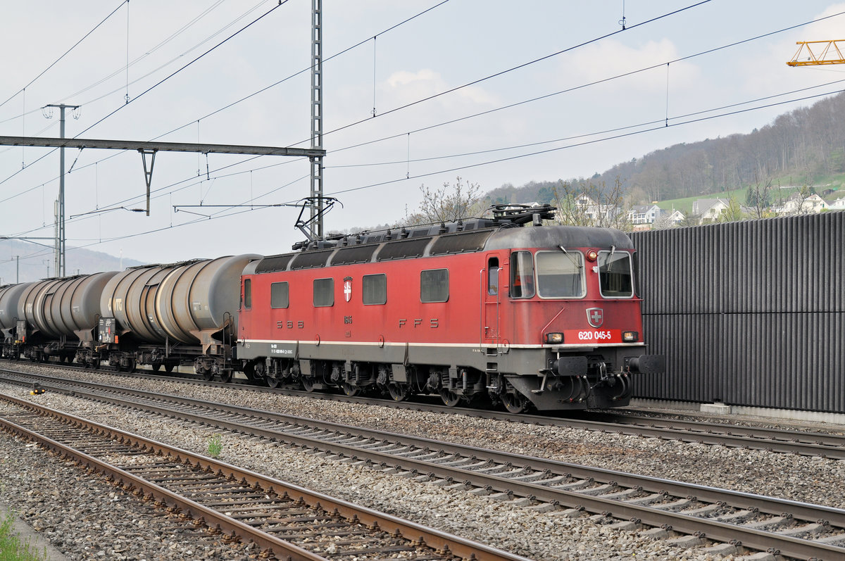 Re 620 045-5 durchfährt den Bahnhof Gelterkinden. Die Aufnahme stammt vom 06.04.2017.