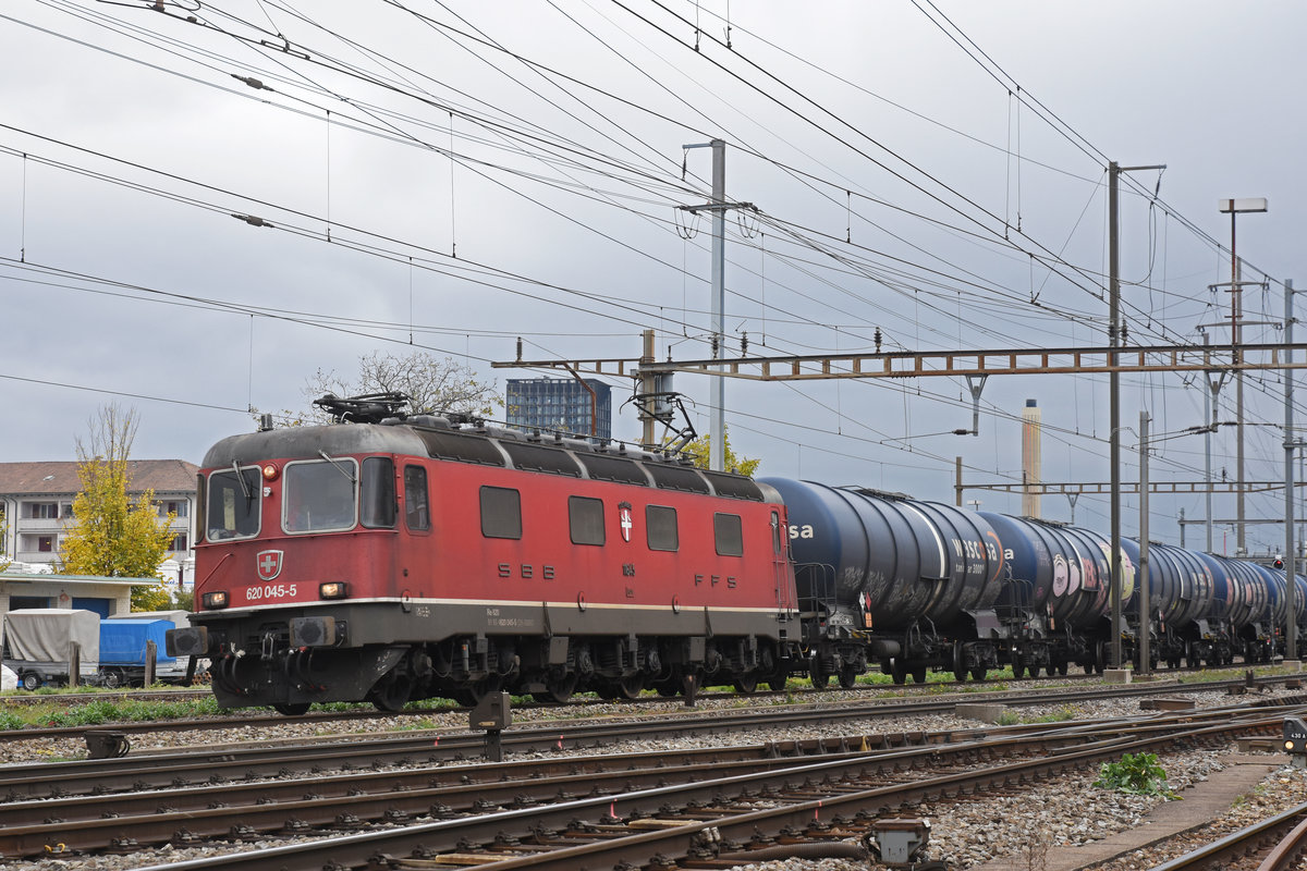 Re 620 045-5 durchfährt den Bahnhof Pratteln. Die Aufnahme stammt vom 29.10.2018.