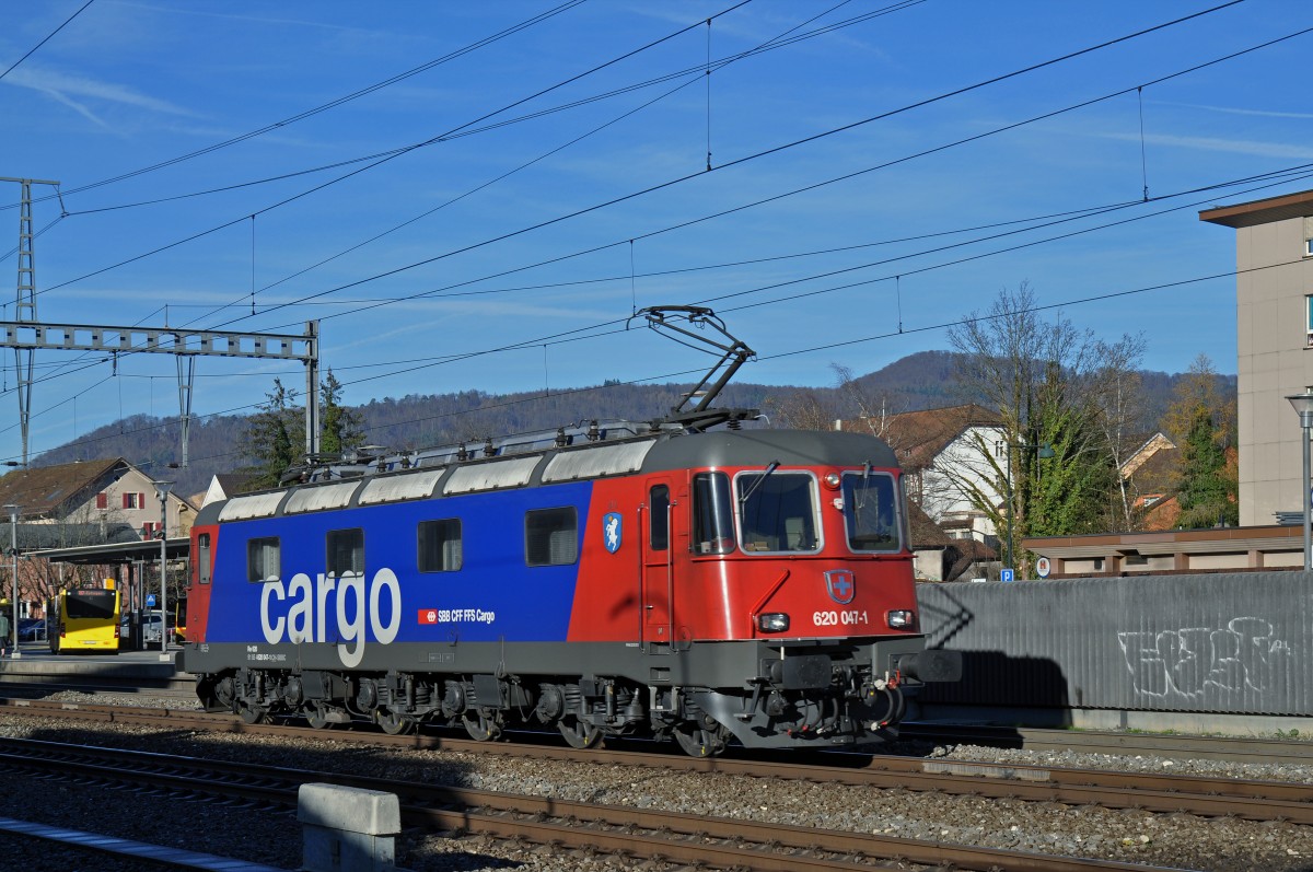 Re 620 047-1 durchfährt solo den Bahnhof in Sissach. Die Aufnahme stammt vom 07.12.2015.