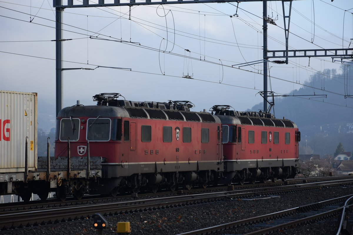 Re 620 050-5  Schönenwerd  zusammen mit der geschleppten Re 620 040-6  Münchenstein  ziehen am 6. Januar 2018 in Brugg einen Güterzug in Richtung Baden.