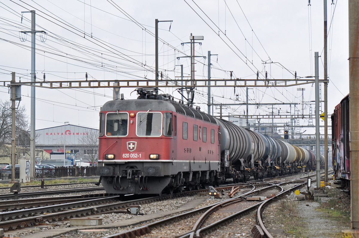 Re 620 052-1 durchfährt den Bahnhof Pratteln. Die Aufnahme stammt vom 27.02.2018.