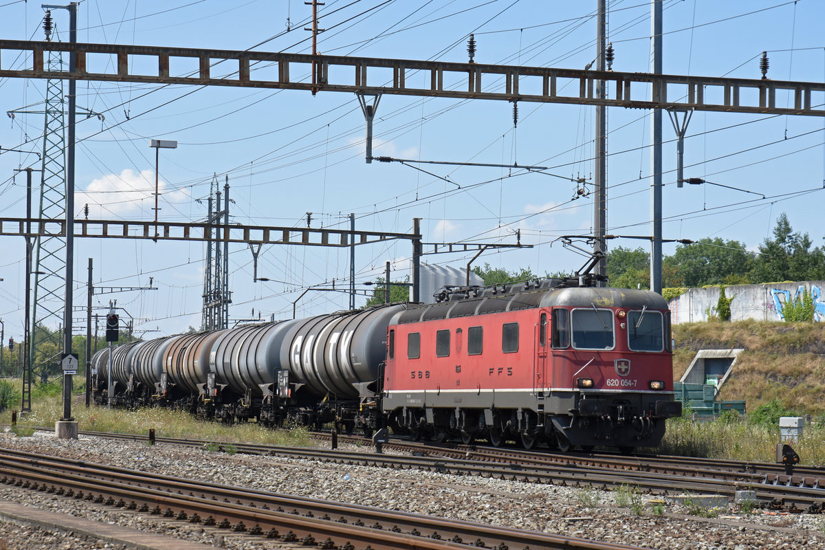 Re 620 054-7 durchfährt den Bahnhof Pratteln. Die Aufnahme stammt vom 18.07.2018.