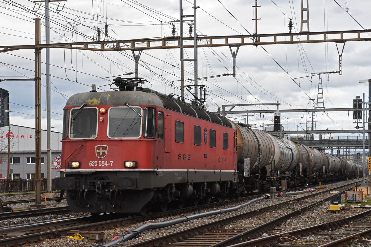 Re 620 054-7 durchfährt den Bahnhof Pratteln. Die Aufnahme stammt vom 05.03.2019.