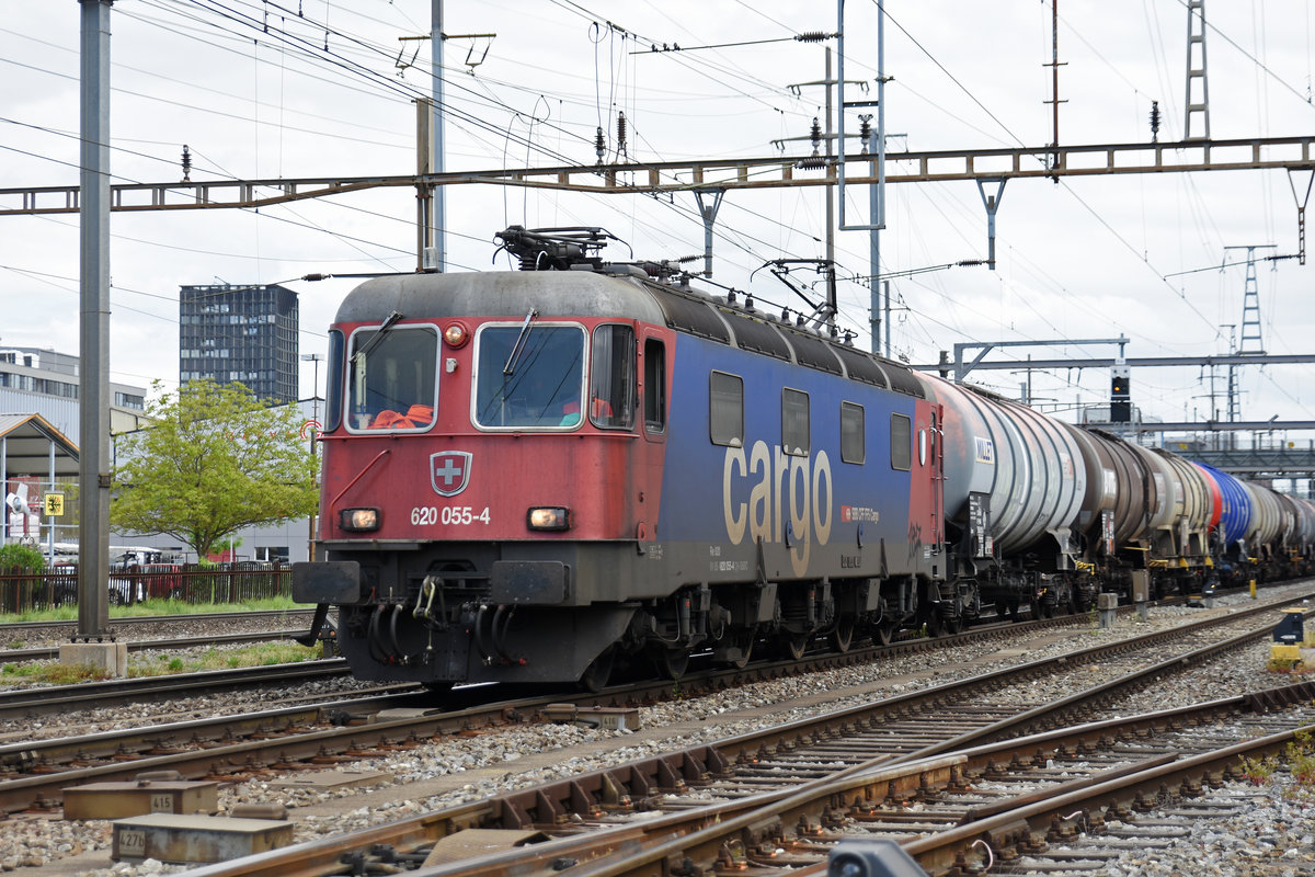 Re 620 055-4 durchfährt den Bahnhof Pratteln. Die Aufnahme stammt vom 26.04.2018.