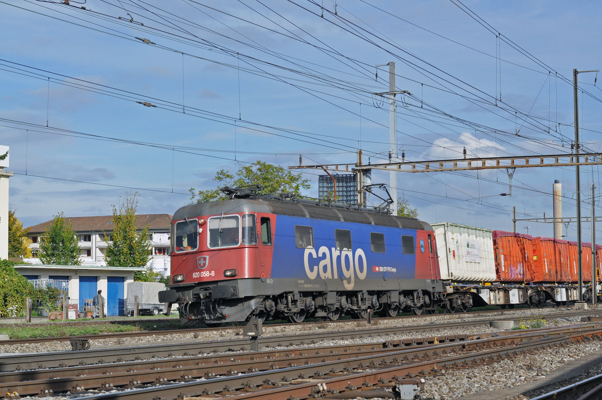 Re 620 058-8 durchfährt den Bahnhof Pratteln. Die Aufnahme stammt vom 10.10.2017.