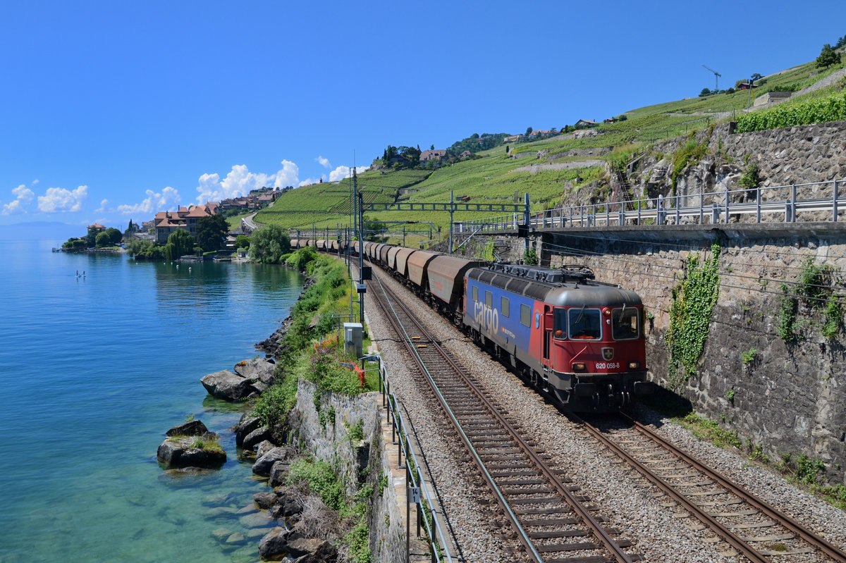 Re 620 058 mit einem Getreidezug am 22.06.2016 bei St. Saphorin. 