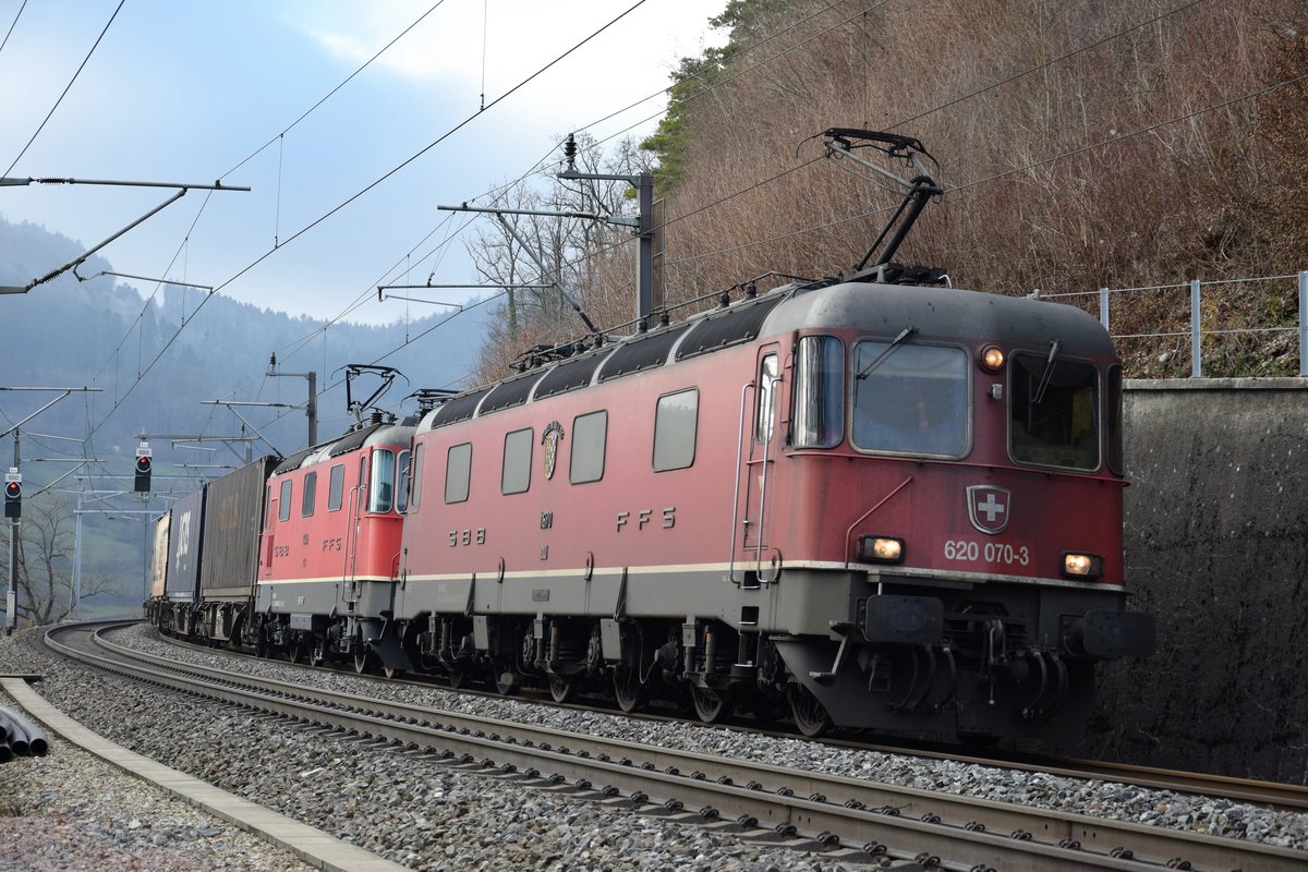 Re 620 070-3 zieht am 28.12.2018 zusammen mit Re 4/4 II 11349 einen Güterzug auf der Bözberg Südrampe bei Schinznach-Dorf in Richtung Brugg.