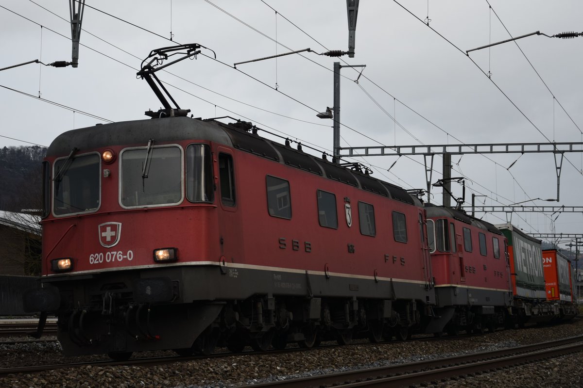 Re 620 076-0  Zurzach  am 30.11.2017 bei der Einfahrt in den Bahnhof Lausen auf das Mittelgleis, um vom nachfolgenden Schnellzug überholt zu werden.