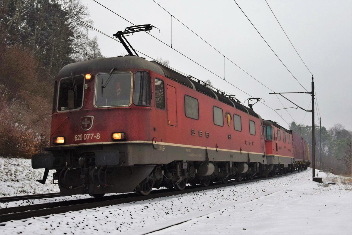 Re 620 077-8  Neuhausen am Rheinfall  zieht am 16.12.2018 zusammen mit Re 4/4 II 11337 einen Güterzug über die Bözberg Südrampe bei Schinznach-Dorf in Richtung Basel.