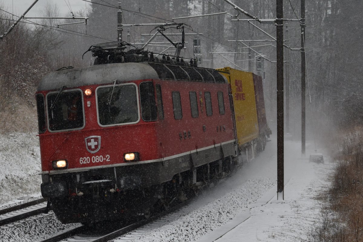 Re 620 080-2  Möhlin  mit ihrem Containerzug bei Schneefall unterwegs nach Basel aufgenommen zwischen Villnachern und Schinznach-Dorf in Richtung Frick am 05.01.2019.