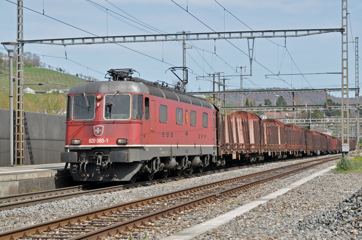 Re 620 085-1 durchfährt den Bahnhof Gelterkinden. Die Aufnahme stammt vom 14.04.2018.
