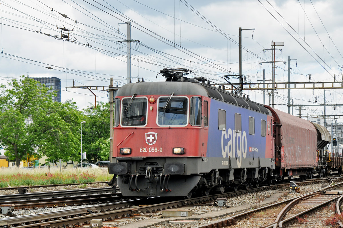 Re 620 086-9 durchfährt den Bahnhof Pratteln. Die Aufnahme stammt vom 07.06.2017.