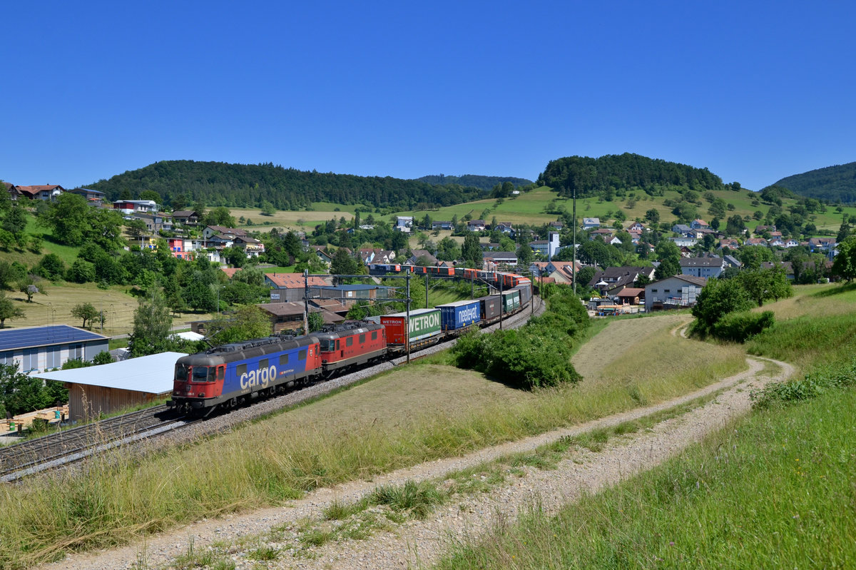 Re 620 086 und eine Re 420 mit einem KLV am 23.06.2016 bei Zeihen. 