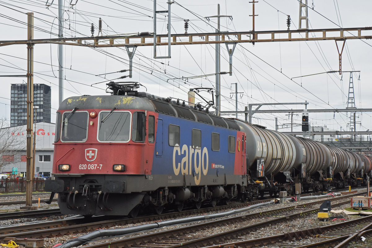 Re 620 087-7 durchfährt den Bahnhof Pratteln. Die Aufnahme stammt vom 06.03.2019.
