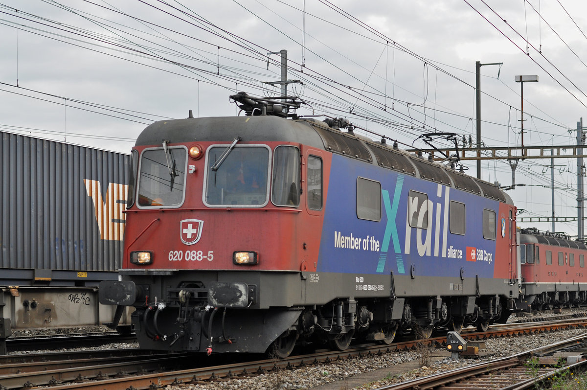 Re 620 088-5 durchfährt den Bahnhof Pratteln. Die Aufnahme stammt vom 04.11.2017.