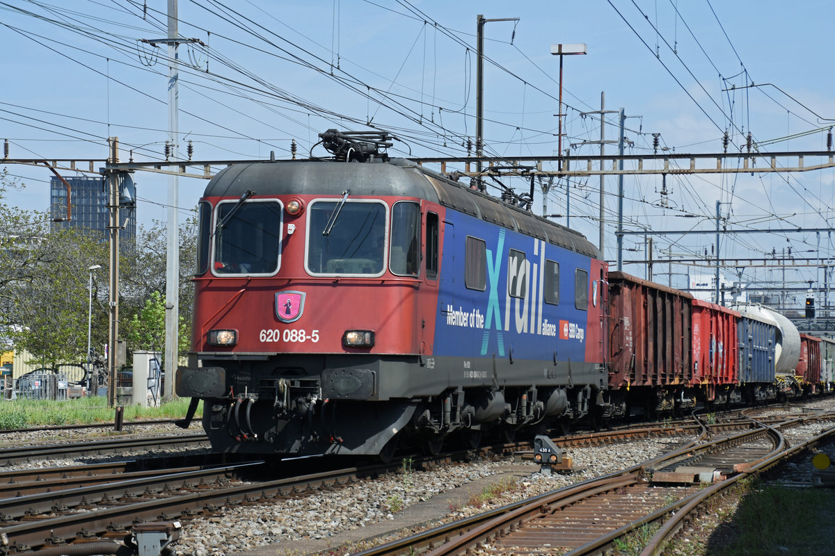 Re 620 088-5 durchfährt den Bahnhof Pratteln. Die Aufnahme stammt vom 25.04.2018.