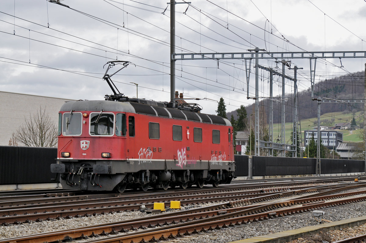Re 6/6 11604 durchfährt den Bahnhof Sissach. Die Aufnahme stammt vom 06.03.2017.
