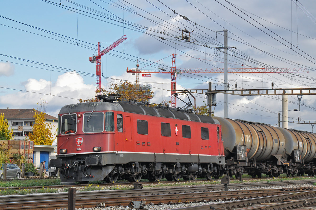 Re 6/6 11604 durchfährt den Bahnhof Pratteln. Die Aufnahme stammt vom 20.10.2016.