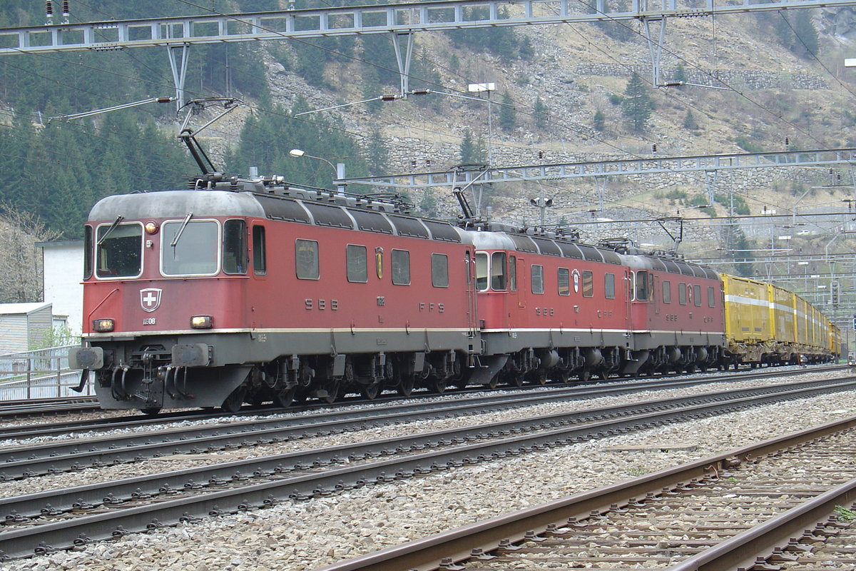 Re 6/6 11608, 11627 und 11666 warten am 30.04.2010 in Göschenen auf die Freigabe der Strecke Richtung Erstfeld.