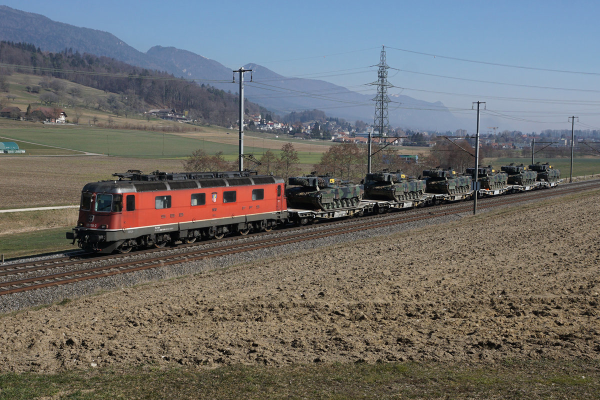Re 6/6 11618  DÜBENDORF  mit dem Panzerzug 69018 Courtemaîche - Rangierbahnhof Biel bei Pieterlen am 26. Februar 2019. Transportiert wurden 6 Panzer Leopard.
Foto: Walter Ruetsch