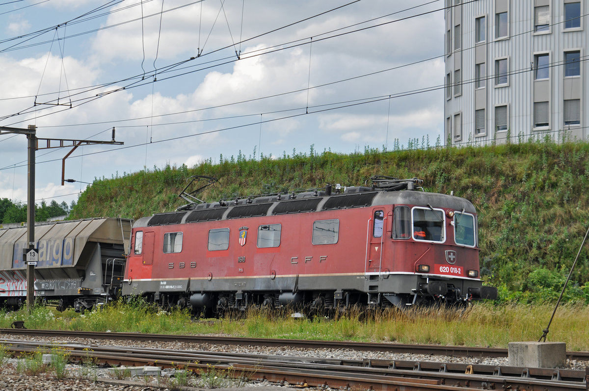 Re 6/6 11618 durchfährt den Bahnhof Pratteln. Die Aufnahme stammt vom 28.06.2016.
