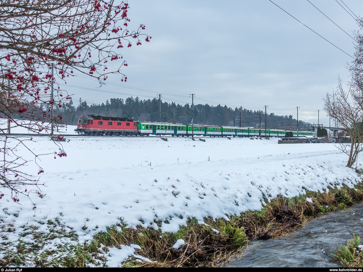 Re 6/6 11624  Rothrist  mit Extrazug der Associazione Verbano Express von Luino an den Weihnachtsmarkt nach St. Gallen am 17. Dezember 2017 bei leichtem Schneefall bei Bassersdorf.